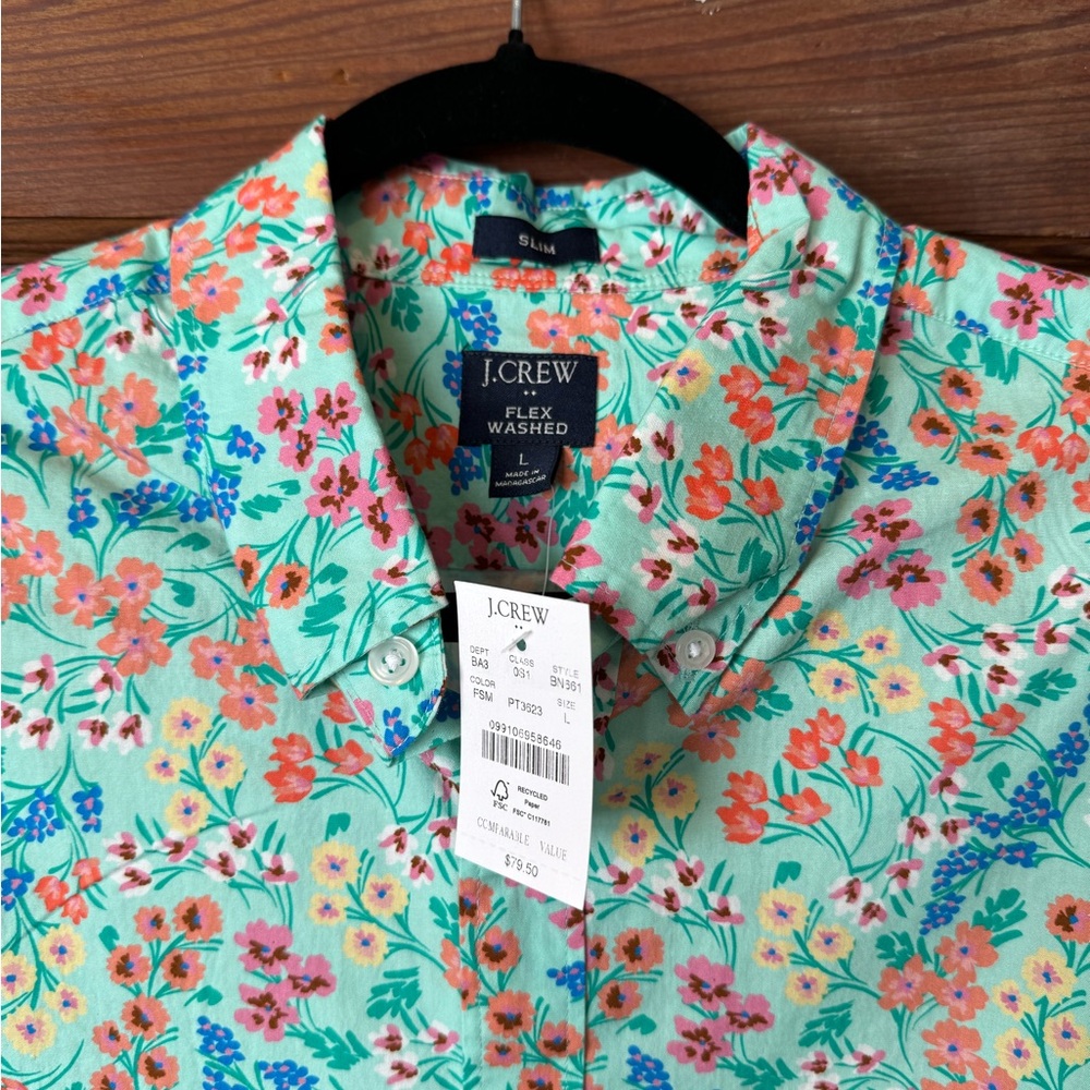 J. Crew NWT men’s short sleeve button down floral shirt. Size large.